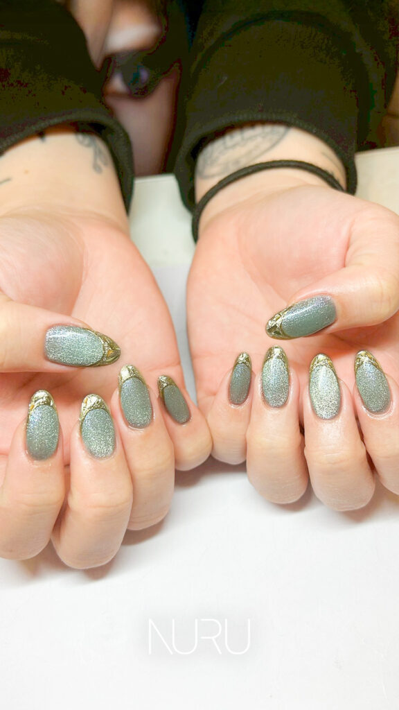 人気のフレンチネイルを特殊カラーで!