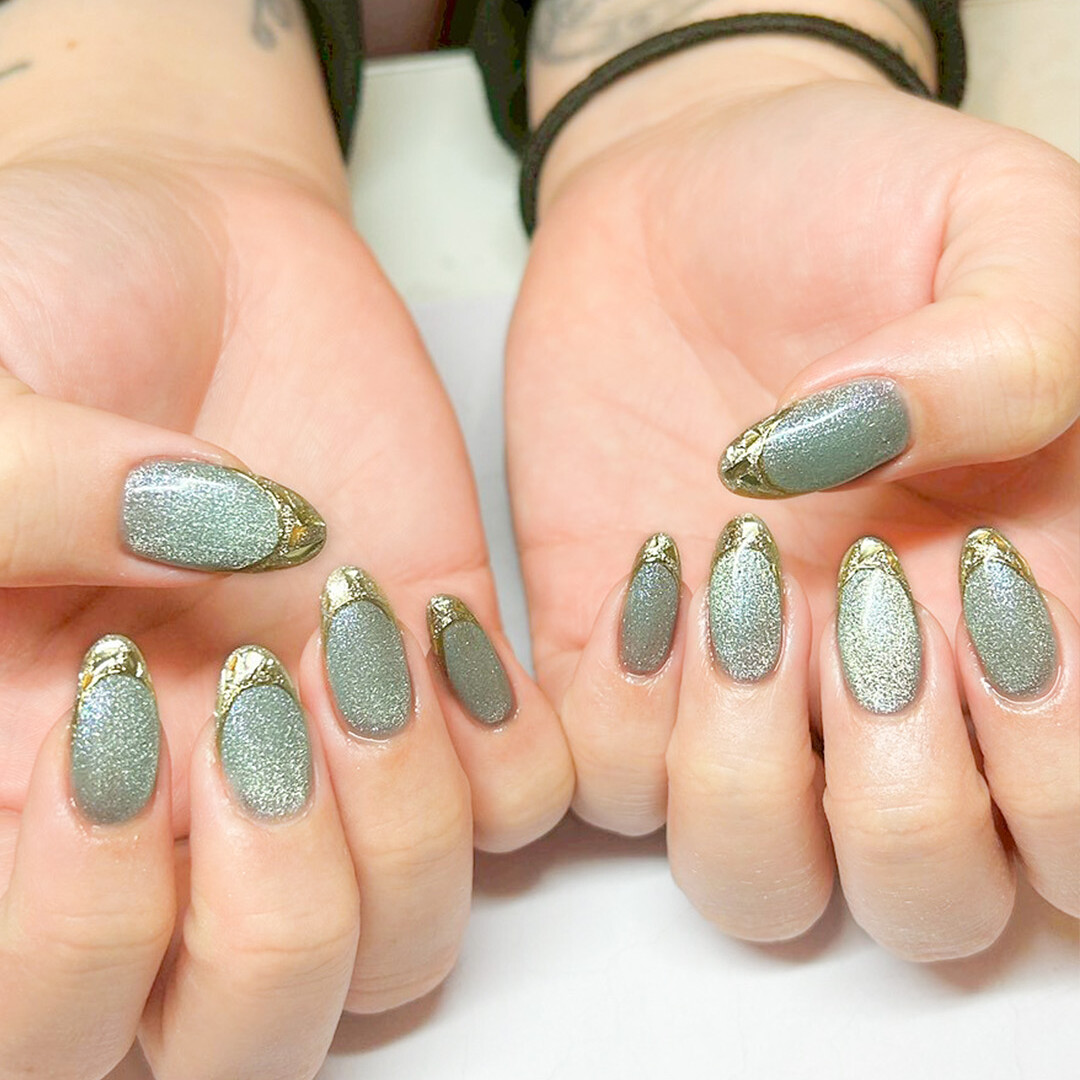 人気のフレンチネイルを特殊カラーで！