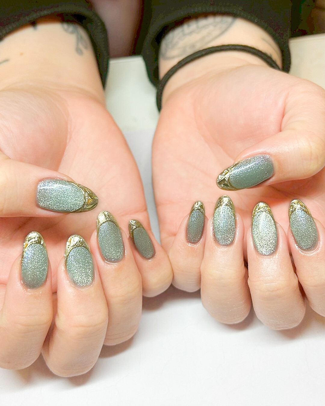 人気のフレンチネイルを特殊カラーで!