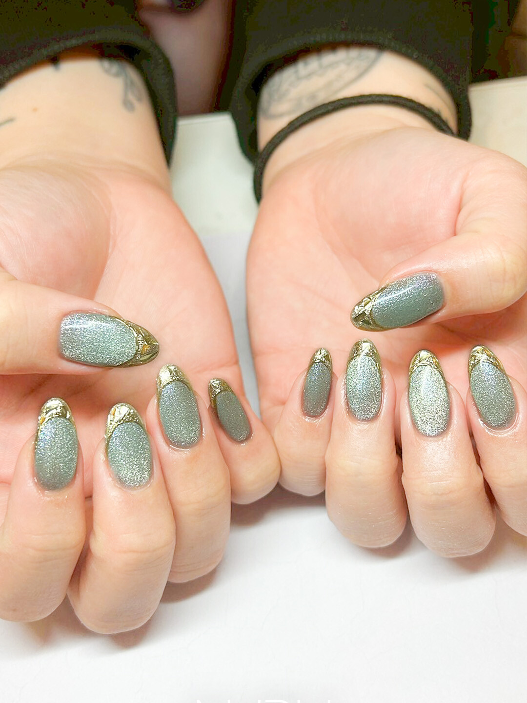 人気のフレンチネイルを特殊カラーで！