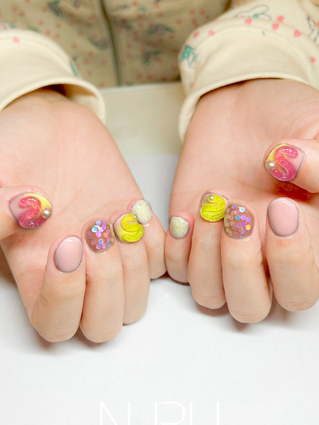 指先はもう春色