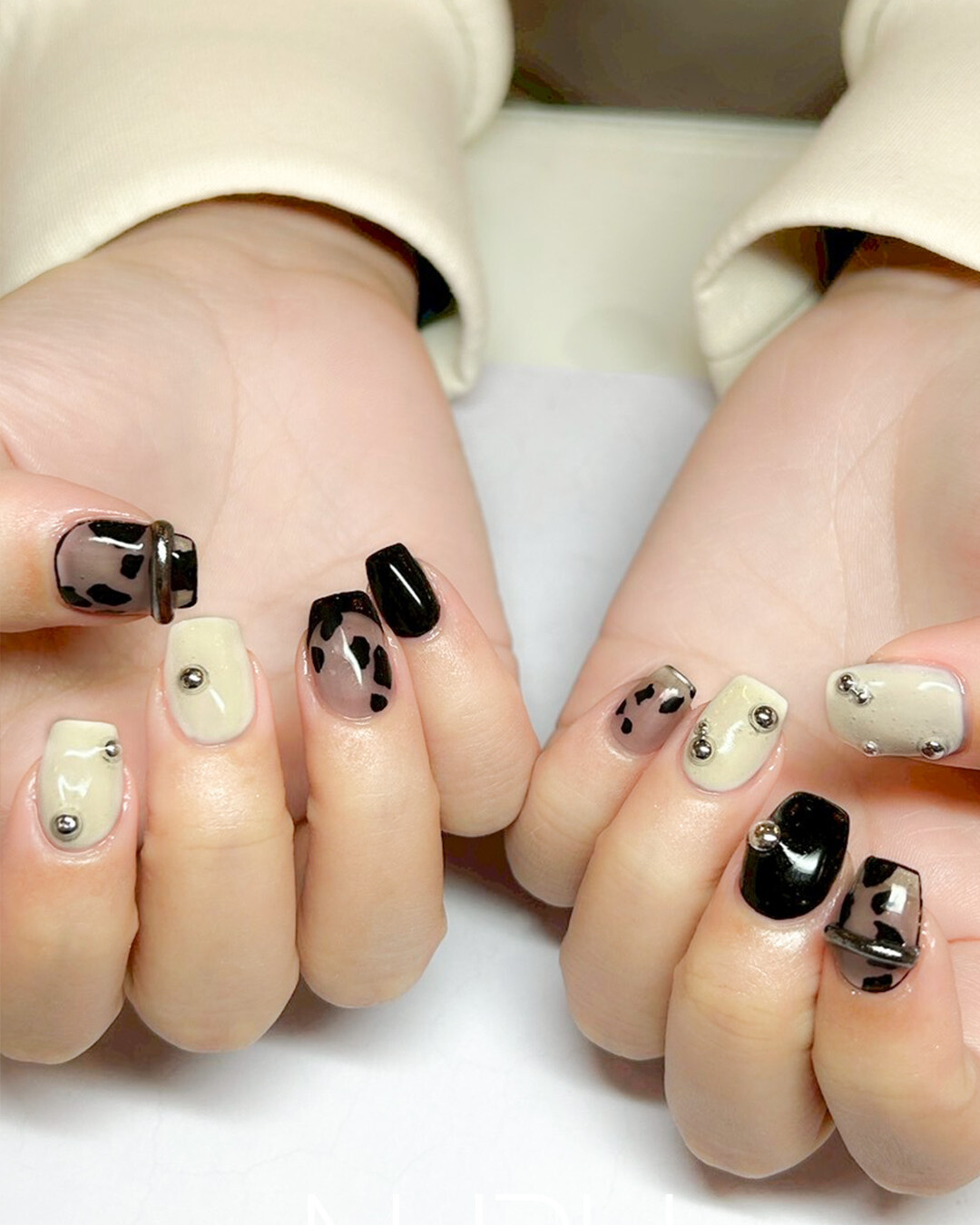 こっくりホワイト×ブラックに、立体アートもアクセント