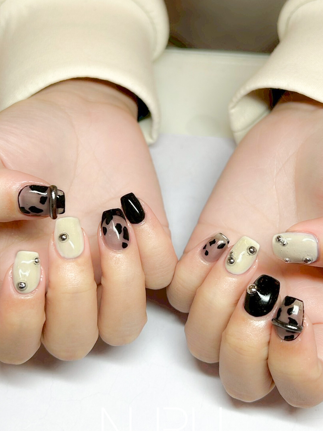 こっくりホワイト×ブラックに、立体アートもアクセント