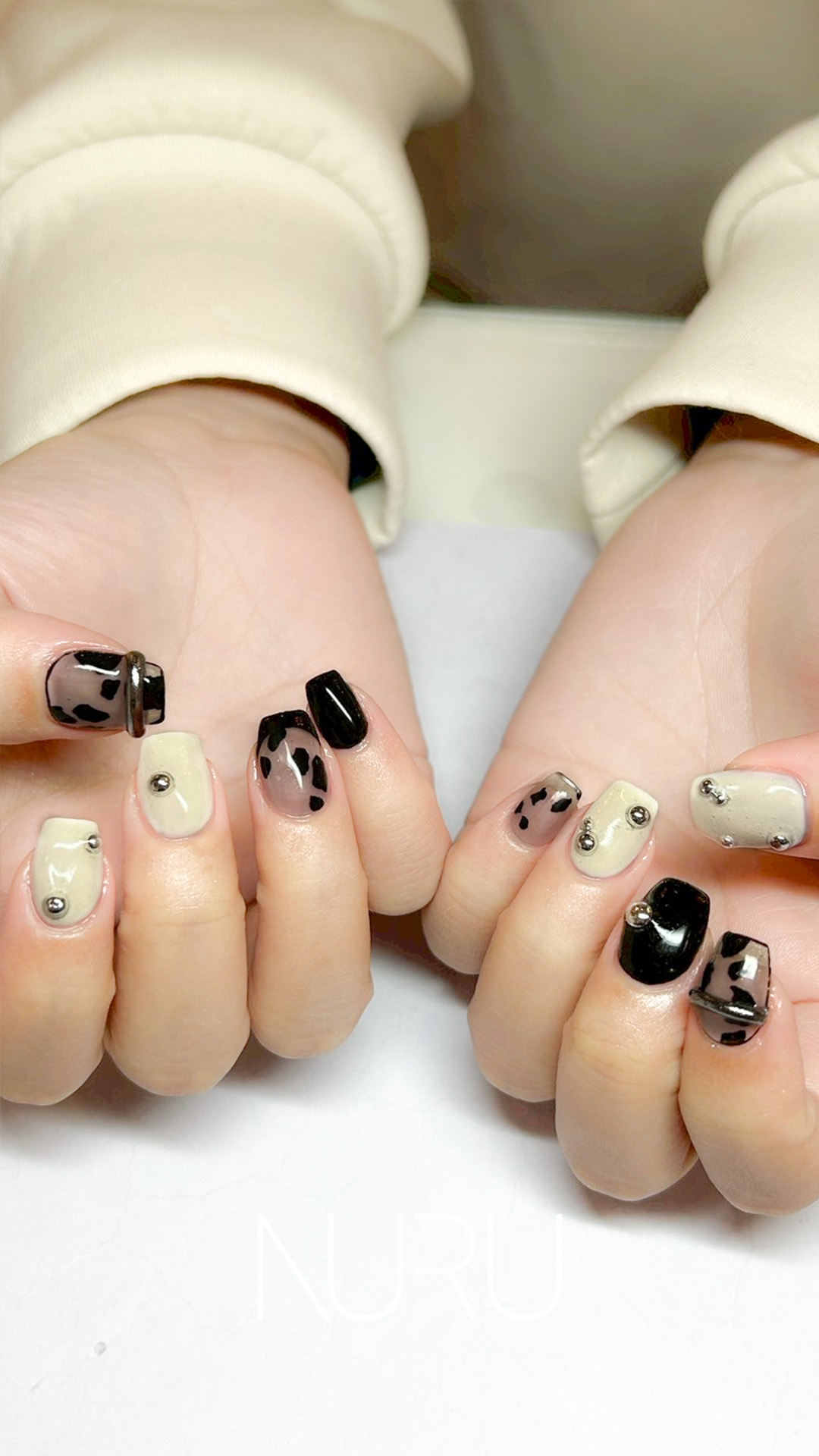 こっくりホワイト×ブラックに、立体アートもアクセント