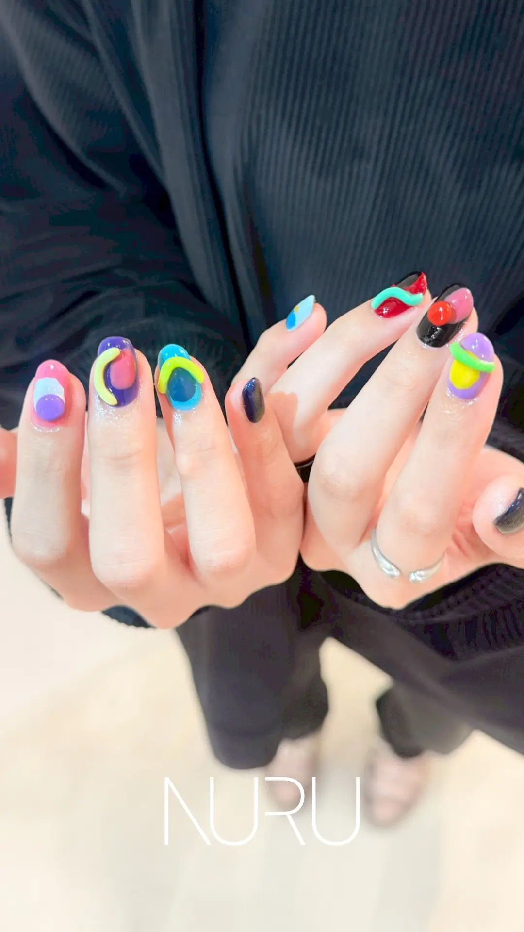 とにかくカラフル｜ビビッド全色盛り超個性派ネイル ▻ NURU NAIL 新宿