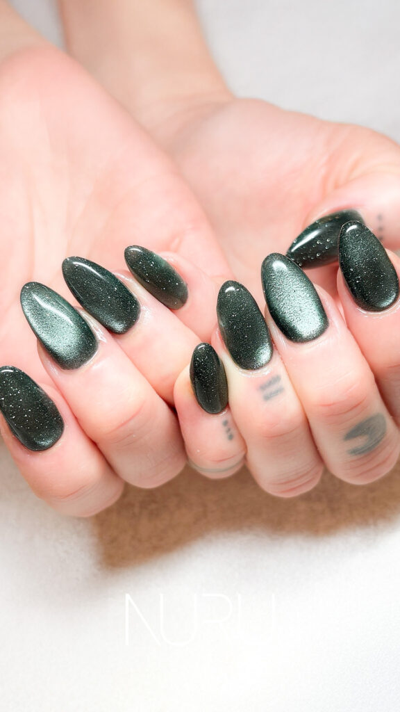 深いグリーンのマグネットネイル!