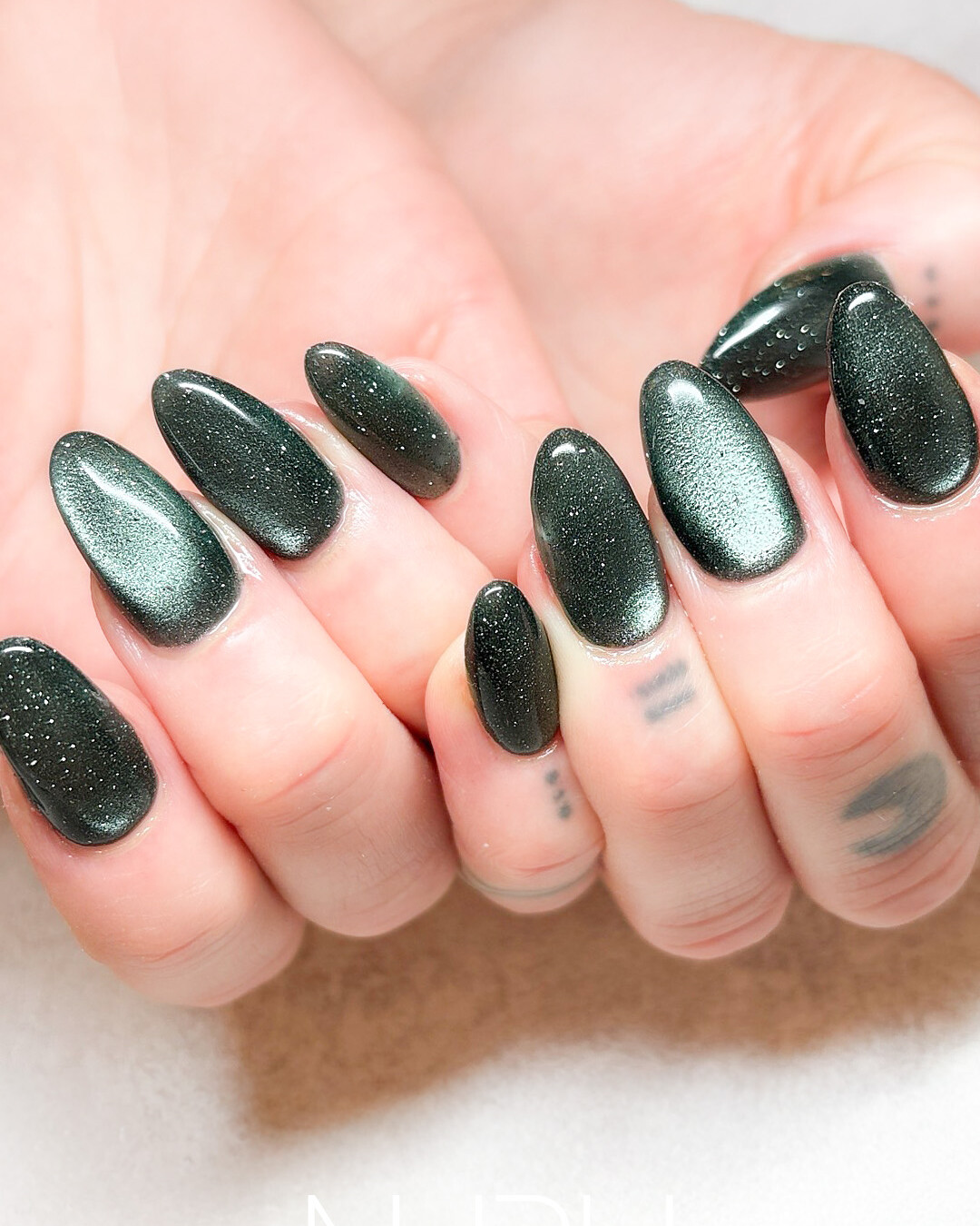 深いグリーンのマグネットネイル!