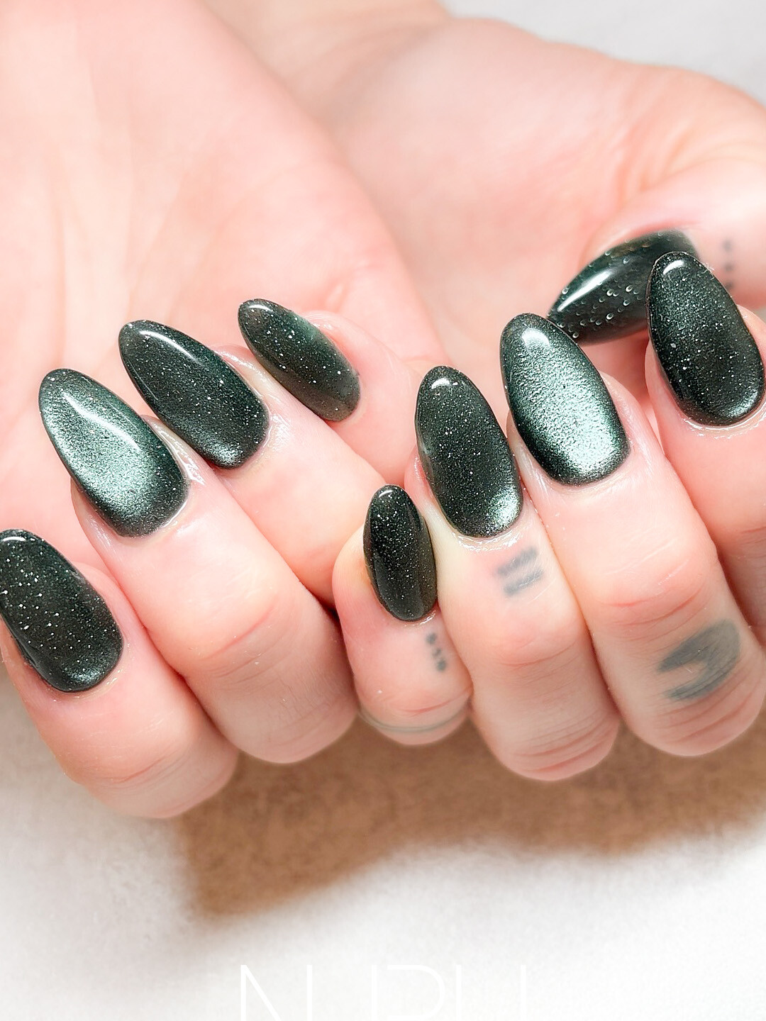 深いグリーンのマグネットネイル！