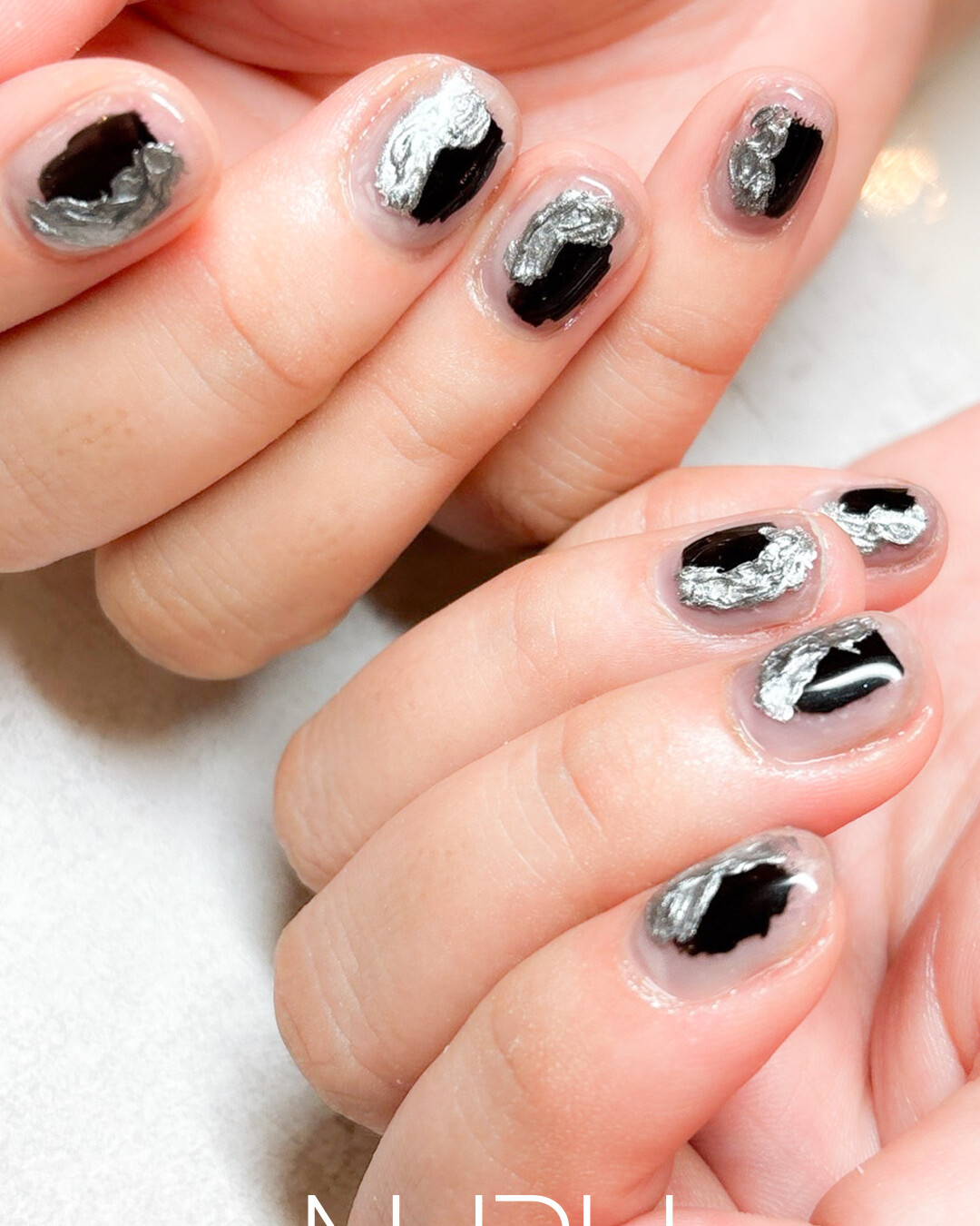 ブラック×シルバーのカッコ良い系デザイン