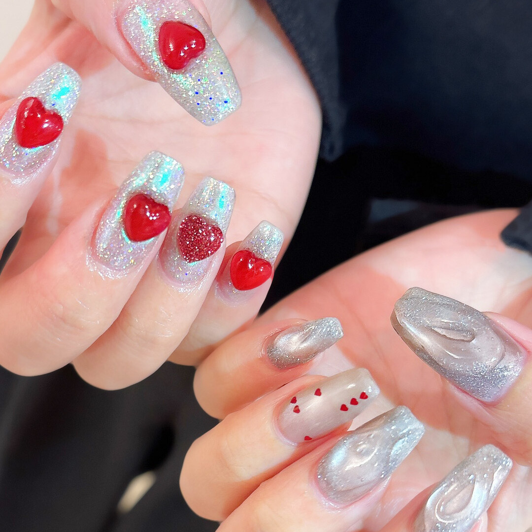 可愛さ大爆発のバレンタイン向けアシメネイル