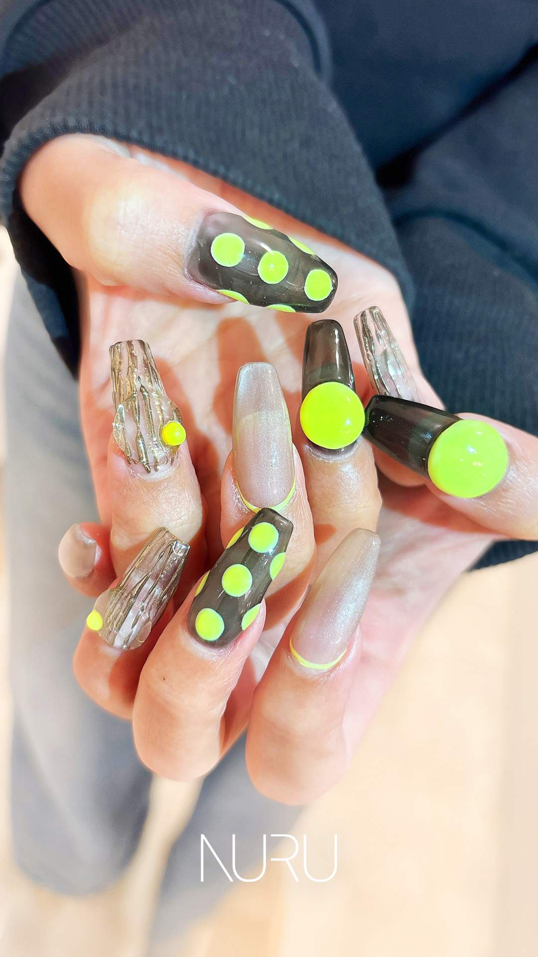 こんなドットネイル、いかがでしょうか?
