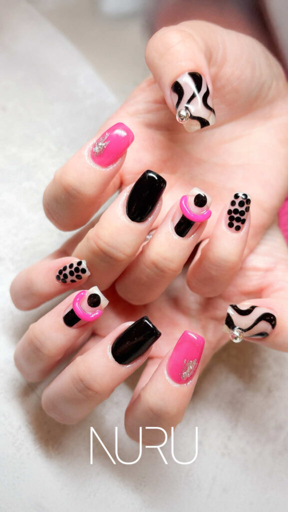 ビビットなピンク色と黒を合わせた人気のブラックモード系デザイン(