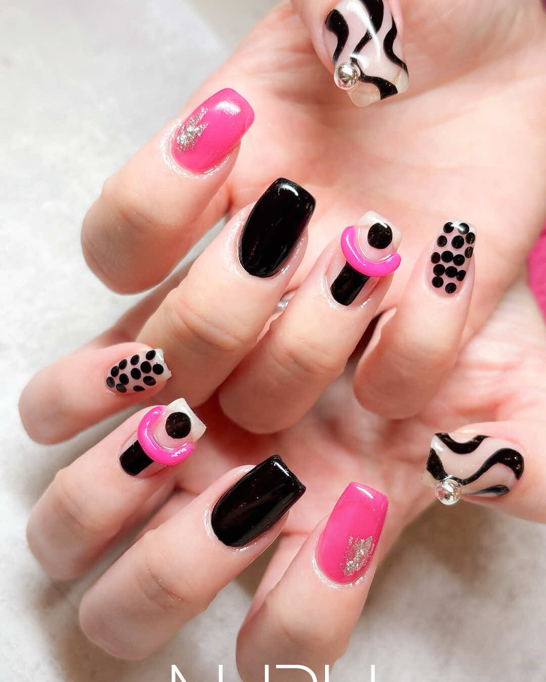 ビビットなピンク色と黒を合わせた人気のブラックモード系デザイン(