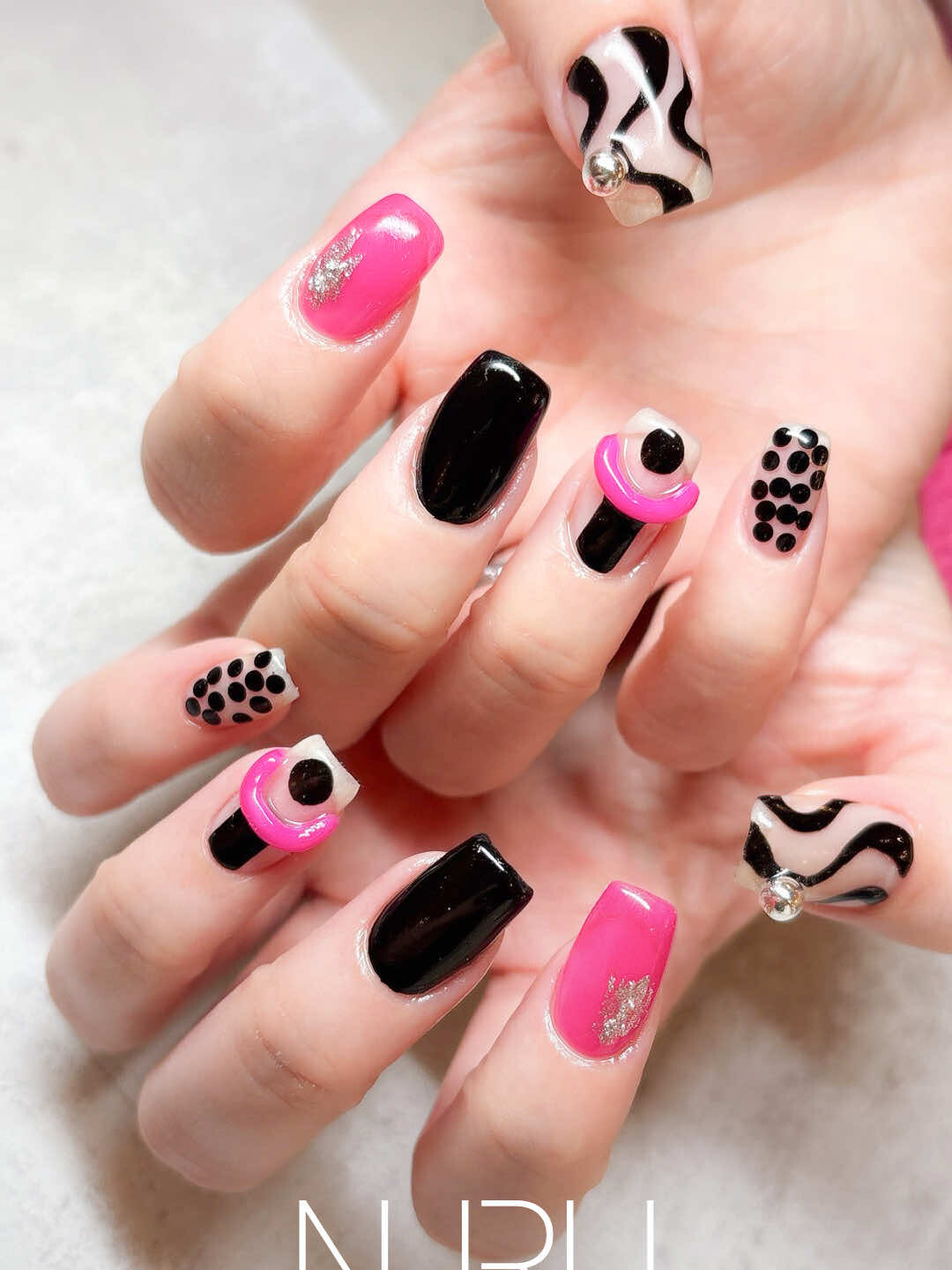 ビビットなピンク色と黒を合わせた人気のブラックモード系デザイン（