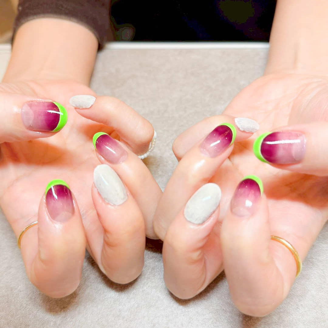 カラーグラデーションに合わせたのは、蛍光グリーンのフレンチライン