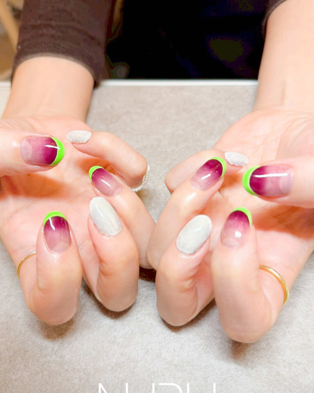 カラーグラデーションに合わせたのは、蛍光グリーンのフレンチライン