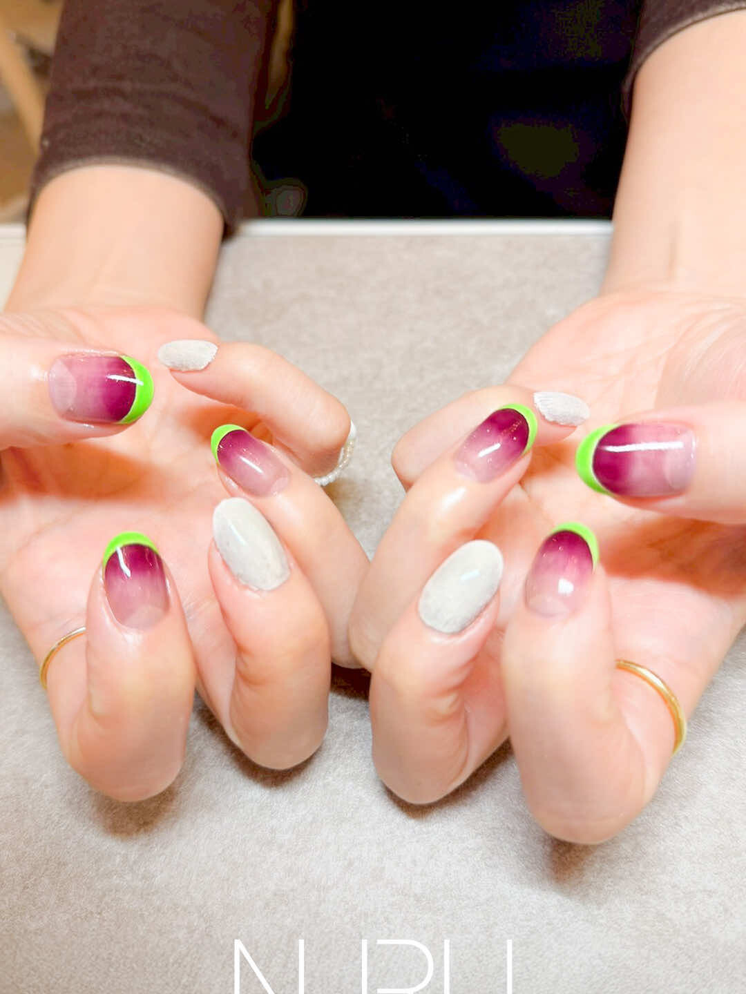 カラーグラデーションに合わせたのは、蛍光グリーンのフレンチライン