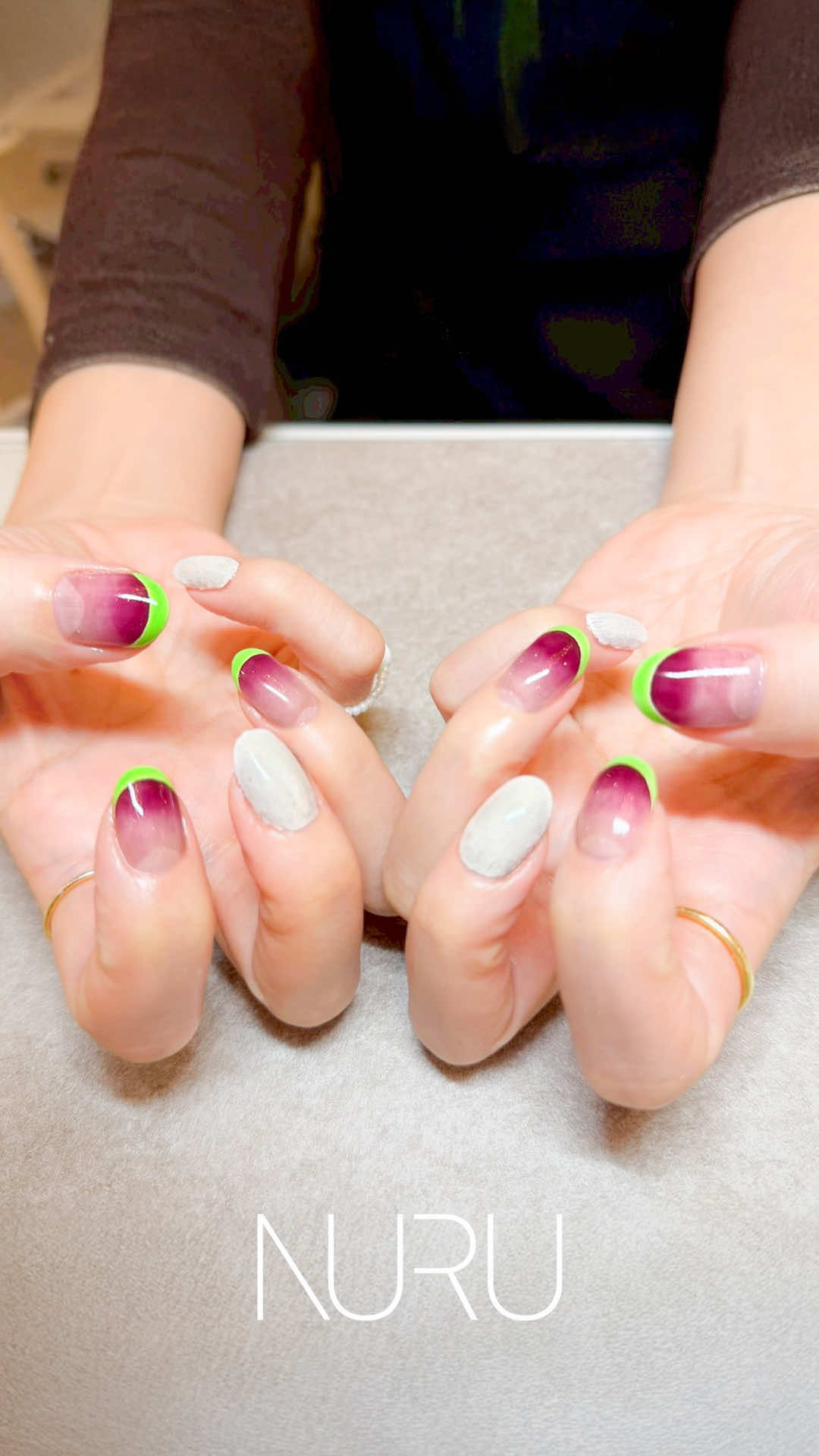 カラーグラデーションに合わせたのは、蛍光グリーンのフレンチライン