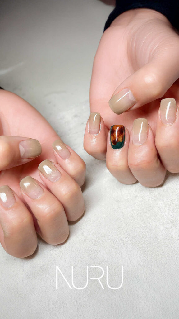 カラーグラデーションに、1本だけアクセントのデザインネイル