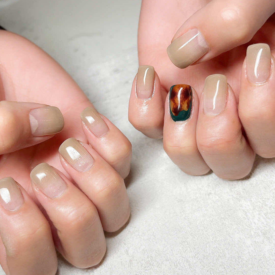 カラーグラデーションに、1本だけアクセントのデザインネイル