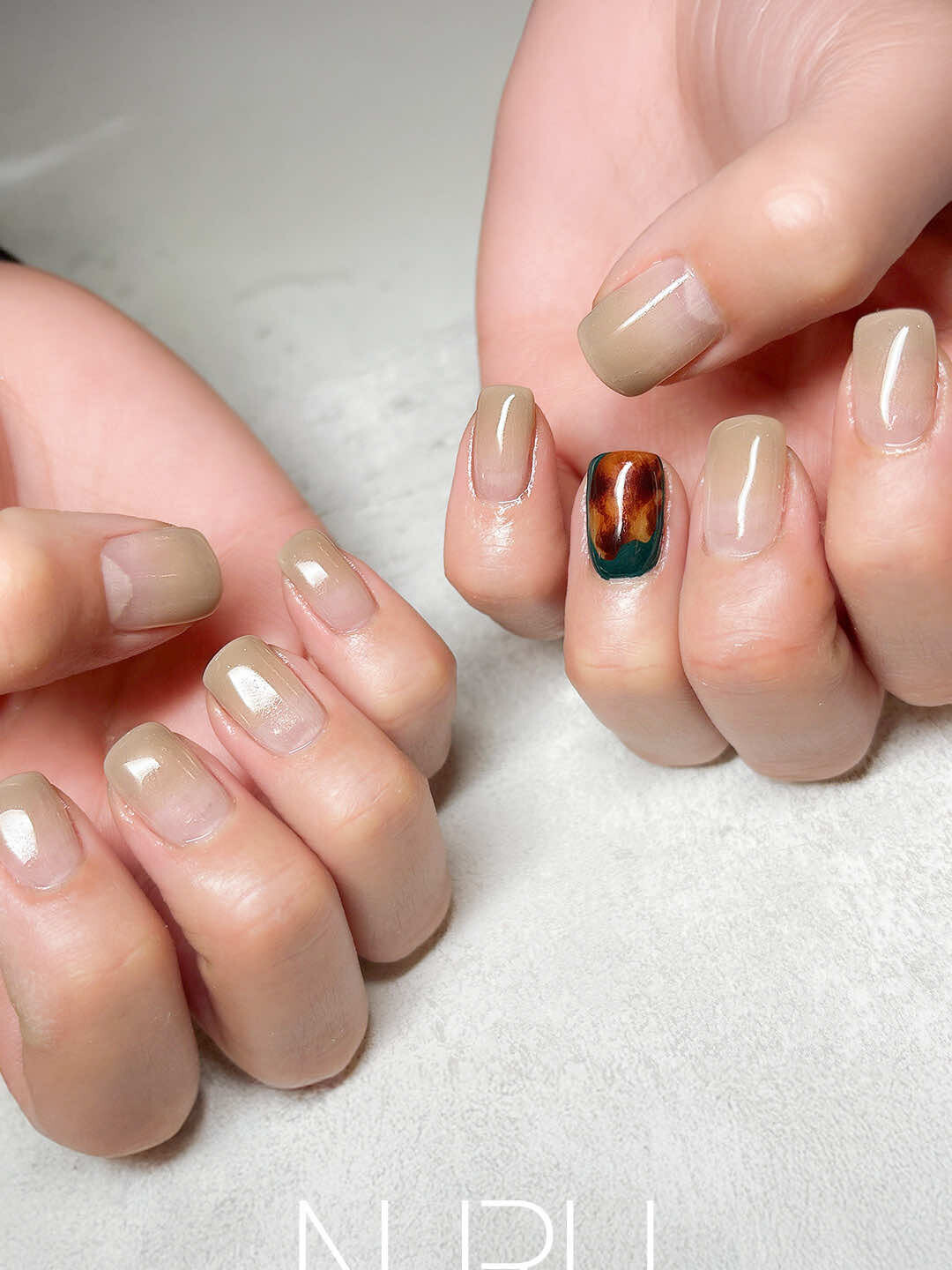 カラーグラデーションに、1本だけアクセントのデザインネイル