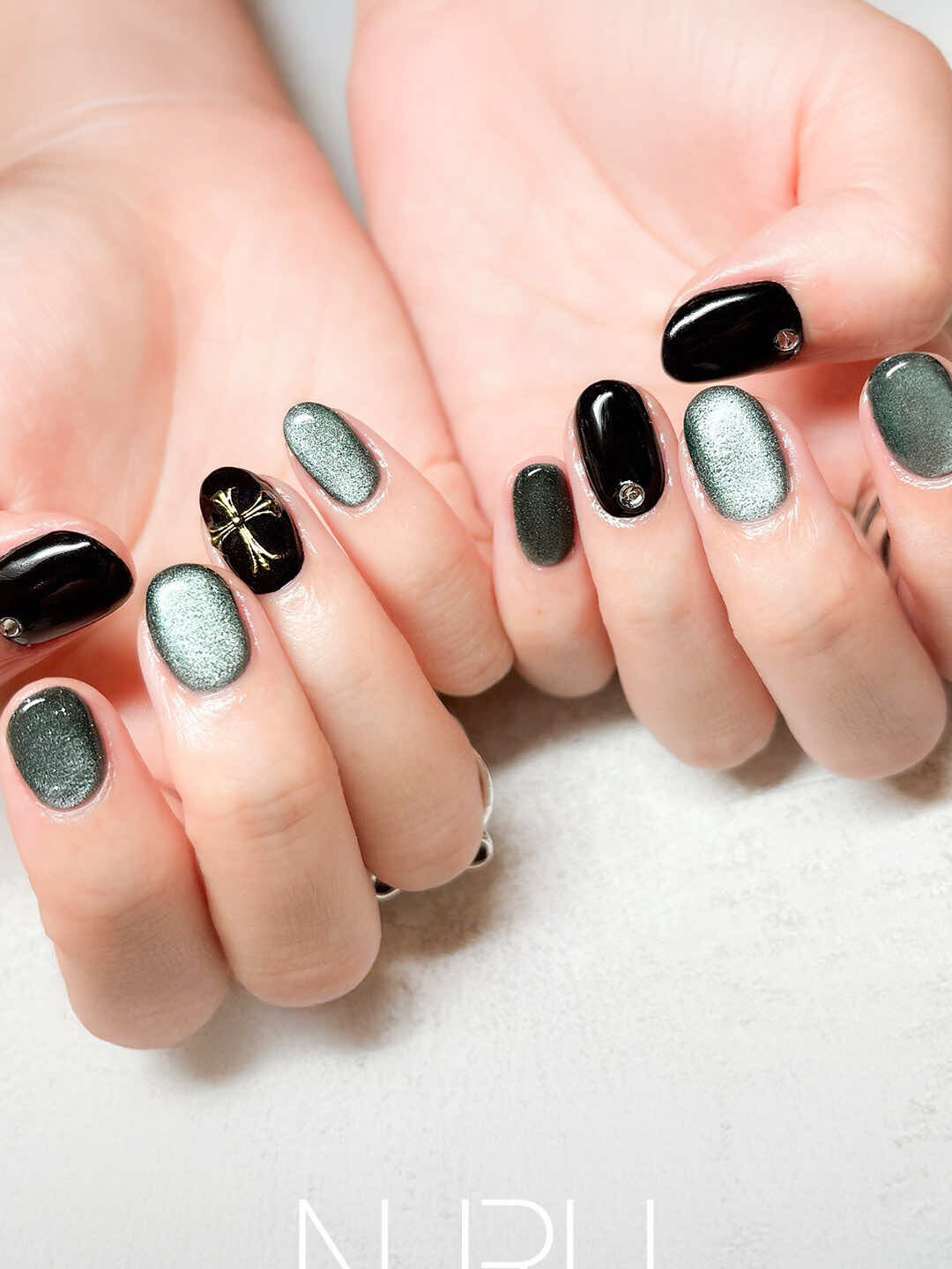 深いグリーンにブラックを合わせたハンサムネイル