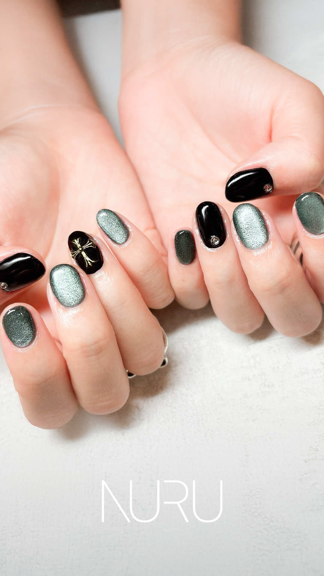 深いグリーンにブラックを合わせたハンサムネイル