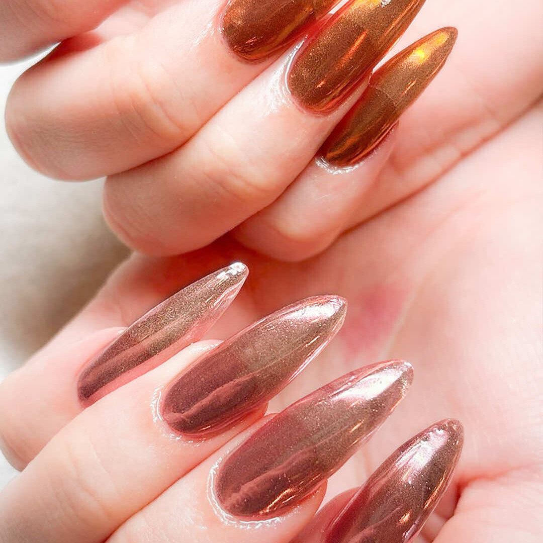 見る角度によって表情が変わる、ミラーの輝き