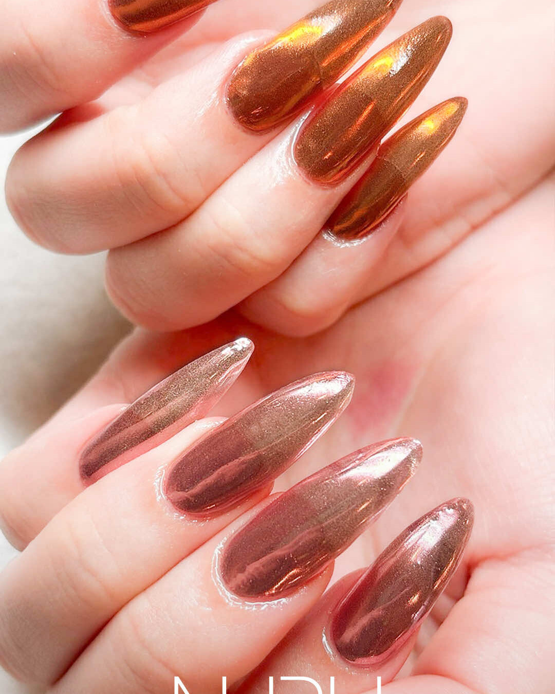 見る角度によって表情が変わる、ミラーの輝き