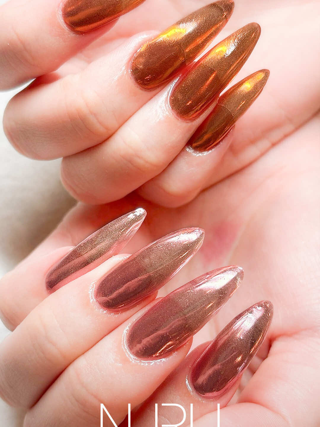 見る角度によって表情が変わる、ミラーの輝き