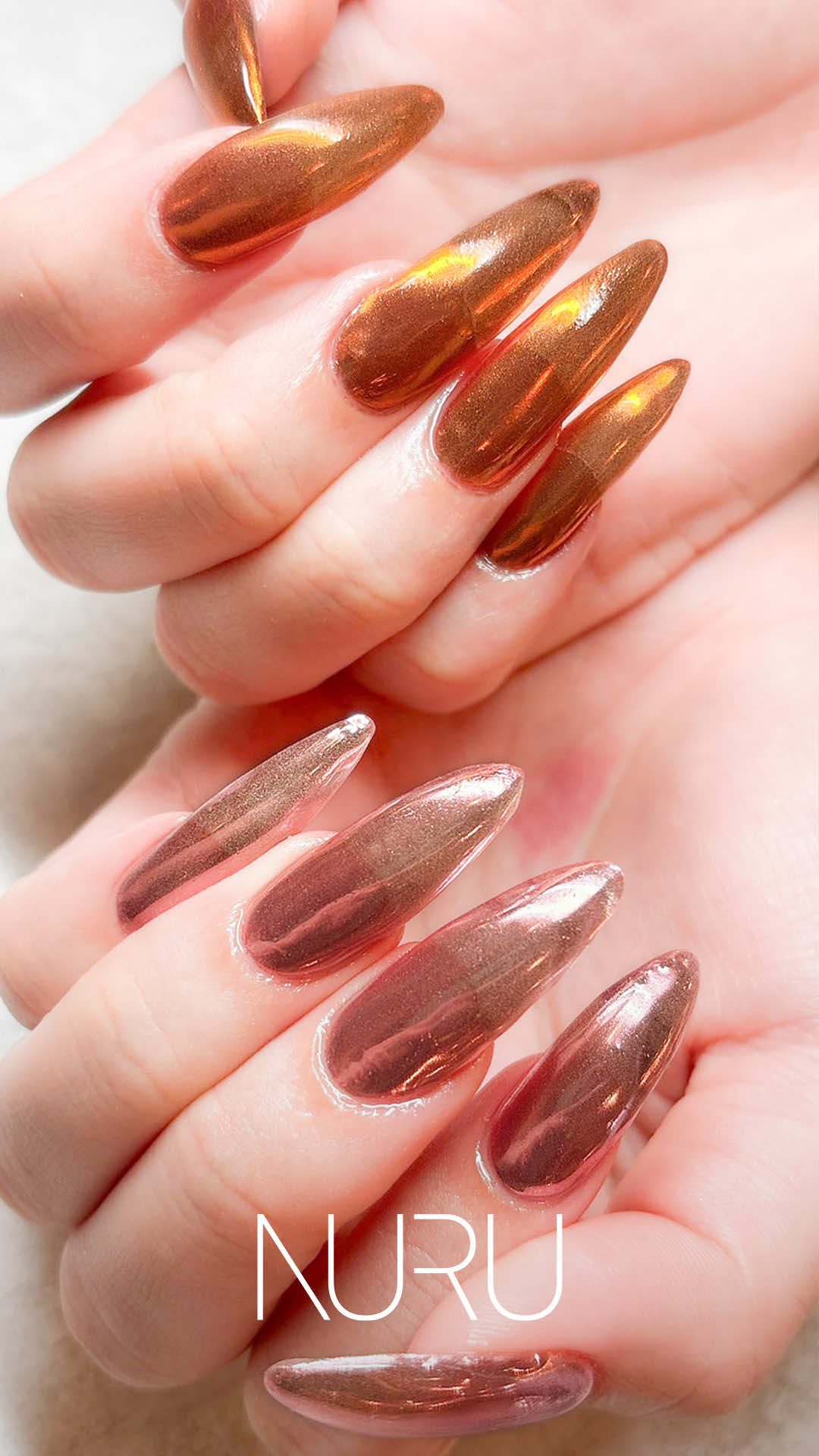 見る角度によって表情が変わる、ミラーの輝き