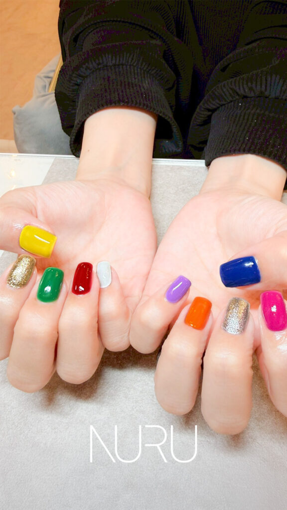 すべて色を変えた、カラフル個性派ネイル