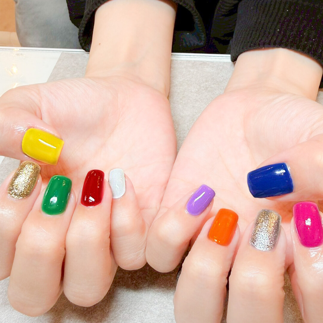 すべて色を変えた、カラフル個性派ネイル
