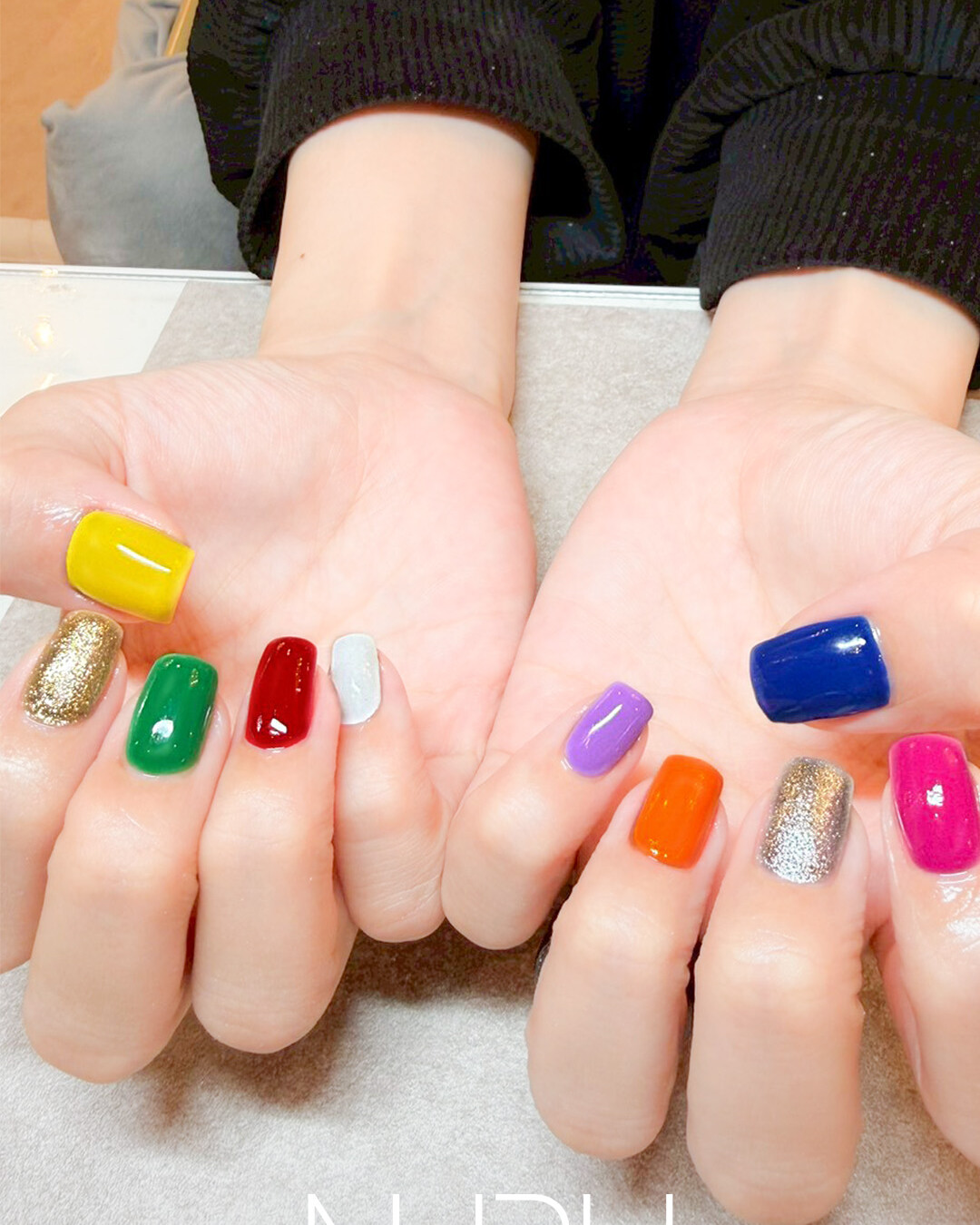 すべて色を変えた、カラフル個性派ネイル