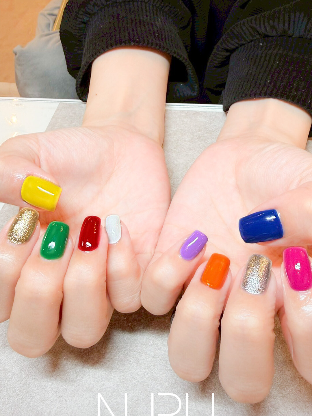 すべて色を変えた、カラフル個性派ネイル