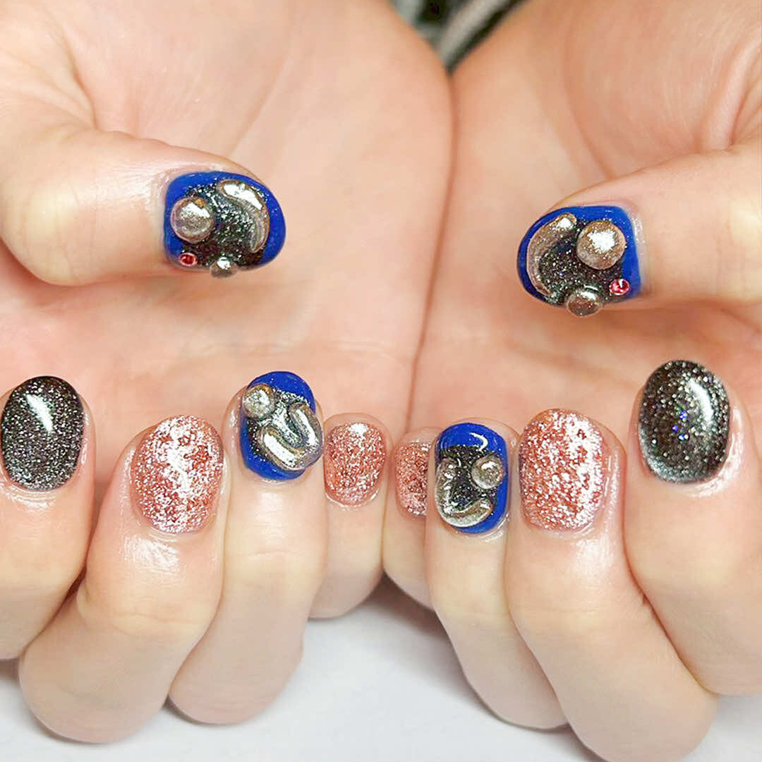 鮮やかなブルーのアクセントカラーが、全体的なインパクトを生み出しています