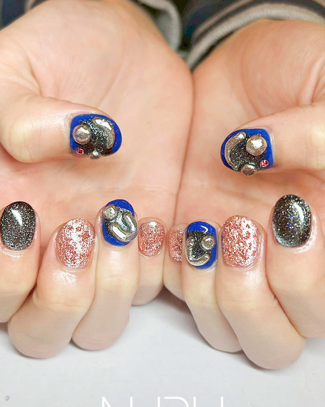 鮮やかなブルーのアクセントカラーが、全体的なインパクトを生み出しています