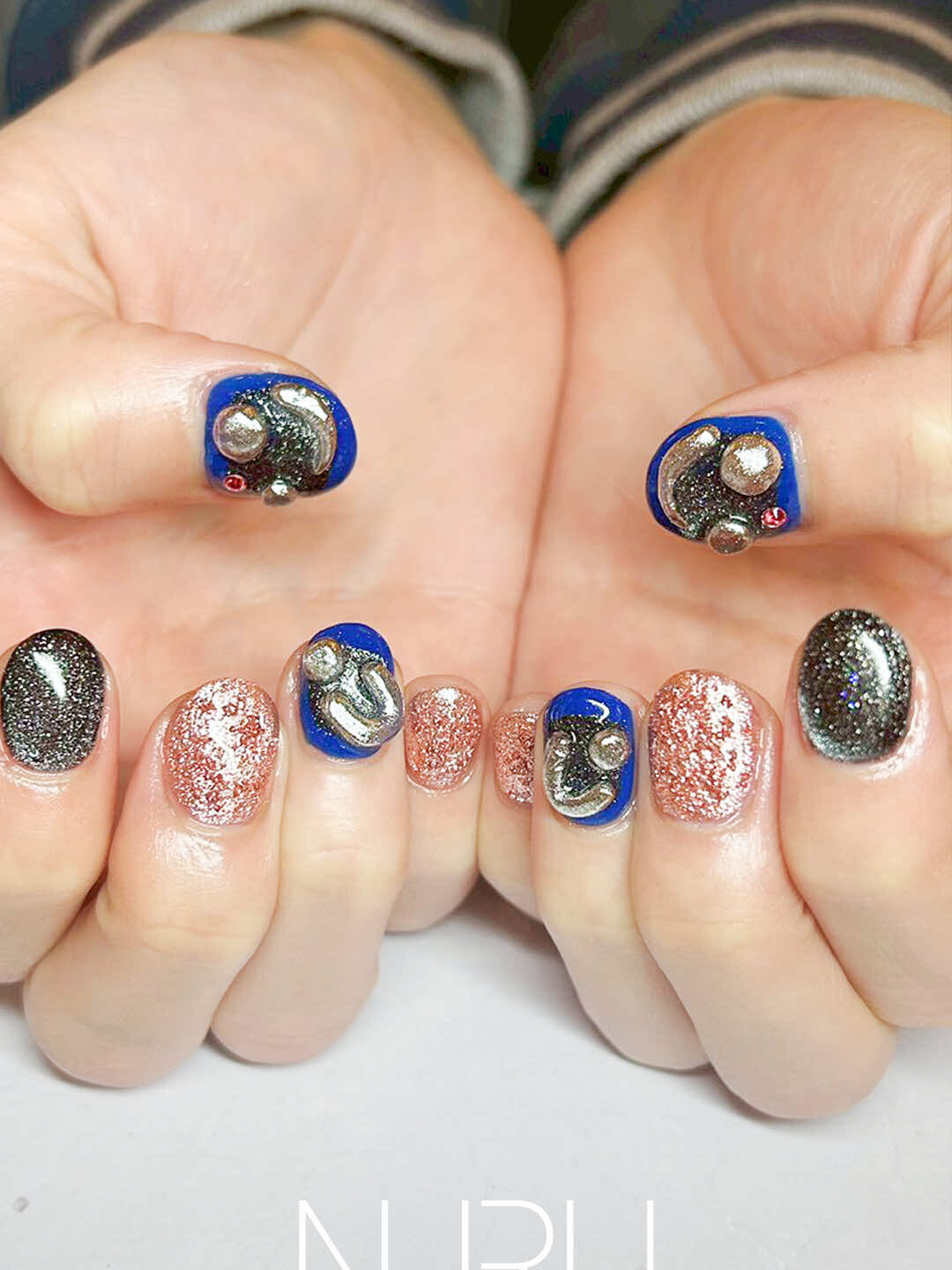 鮮やかなブルーのアクセントカラーが、全体的なインパクトを生み出しています