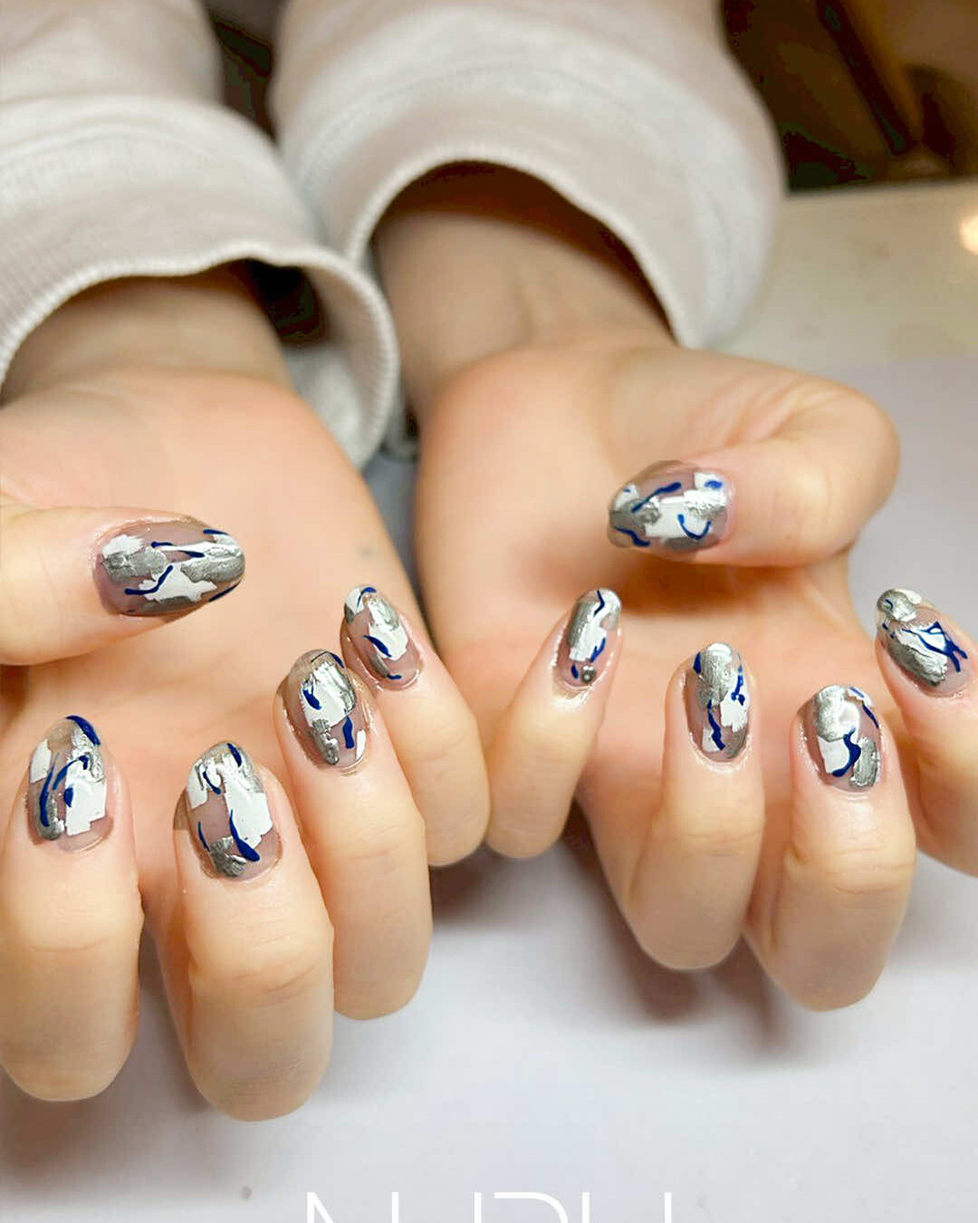 シルバー × ネイビー × ホワイトの迷彩風ニュアンスネイル