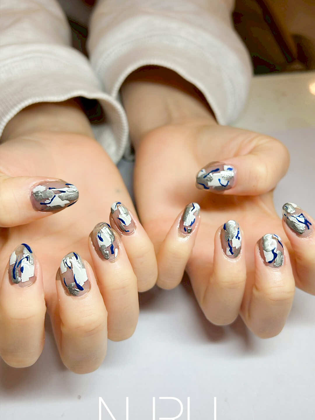 シルバー × ネイビー × ホワイトの迷彩風ニュアンスネイル