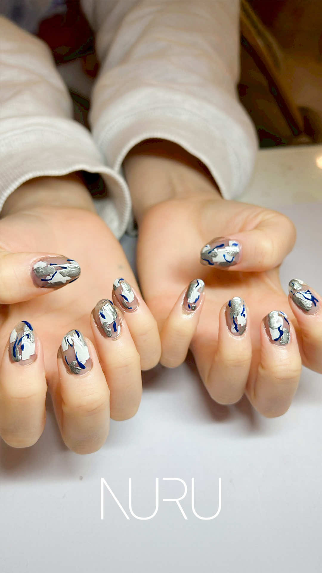 シルバー × ネイビー × ホワイトの迷彩風ニュアンスネイル