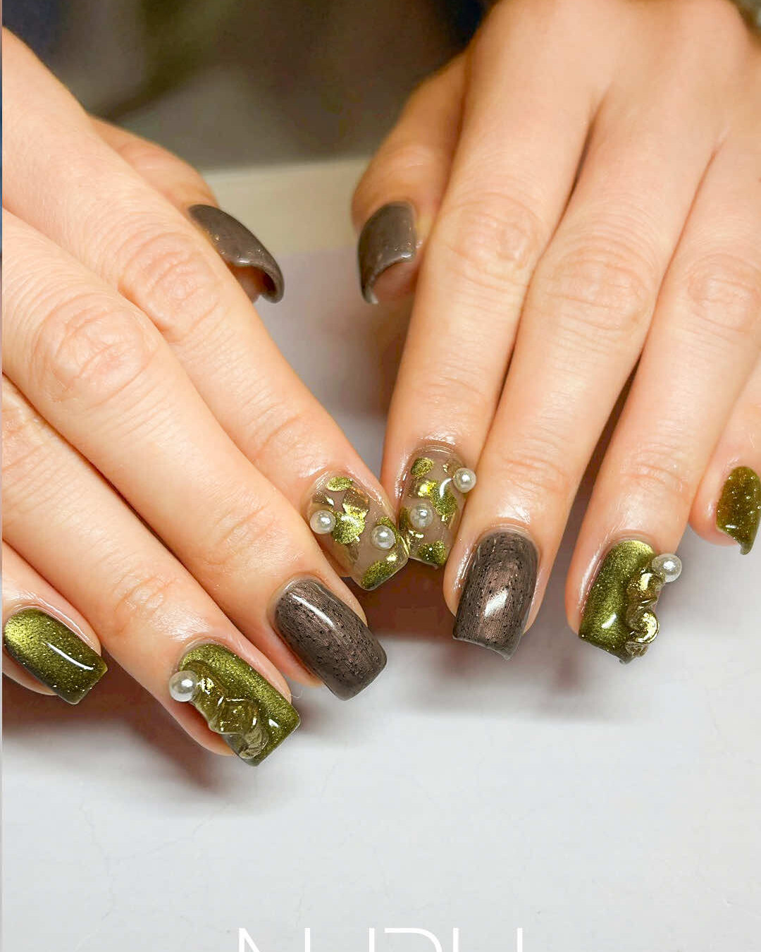オリーブグリーン × ウッドブラウンの3Dニュアンスネイル