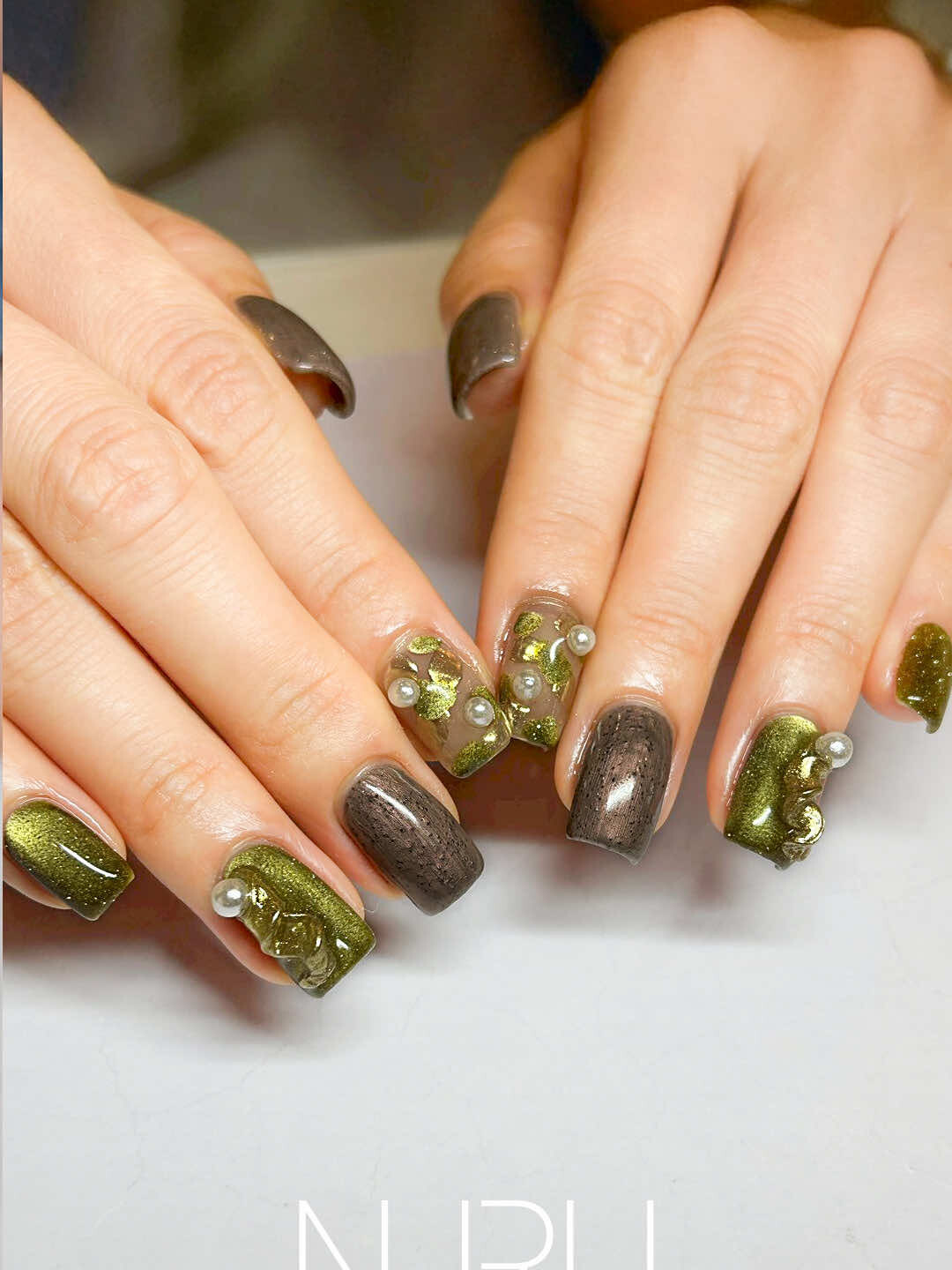 オリーブグリーン × ウッドブラウンの3Dニュアンスネイル