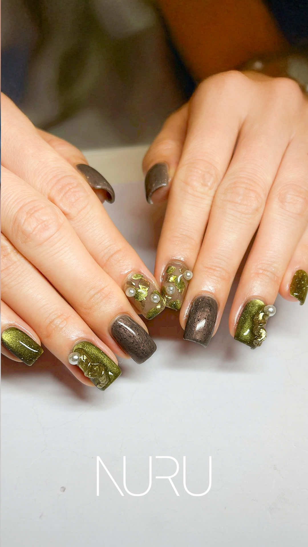 オリーブグリーン × ウッドブラウンの3Dニュアンスネイル