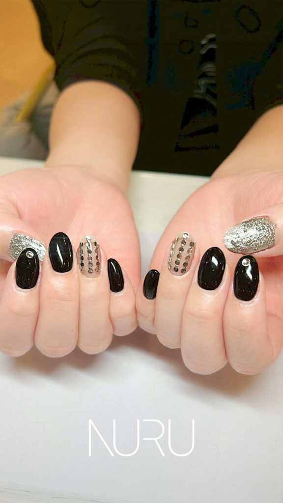 シルバー×ブラックでかっこよくまとめた、攻めのネイル