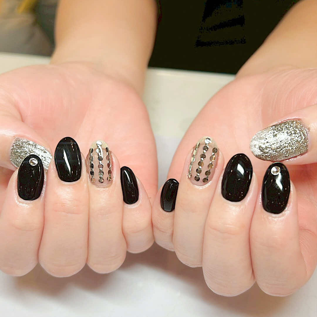 シルバー&times;ブラックでかっこよくまとめた、攻めのネイル