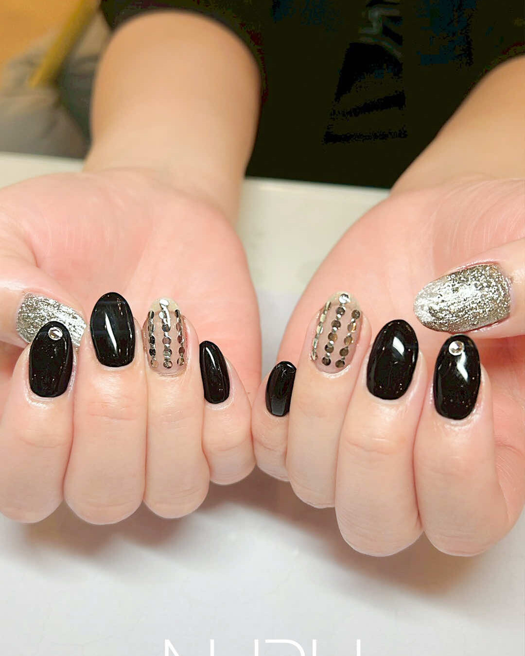 シルバー×ブラックでかっこよくまとめた、攻めのネイル