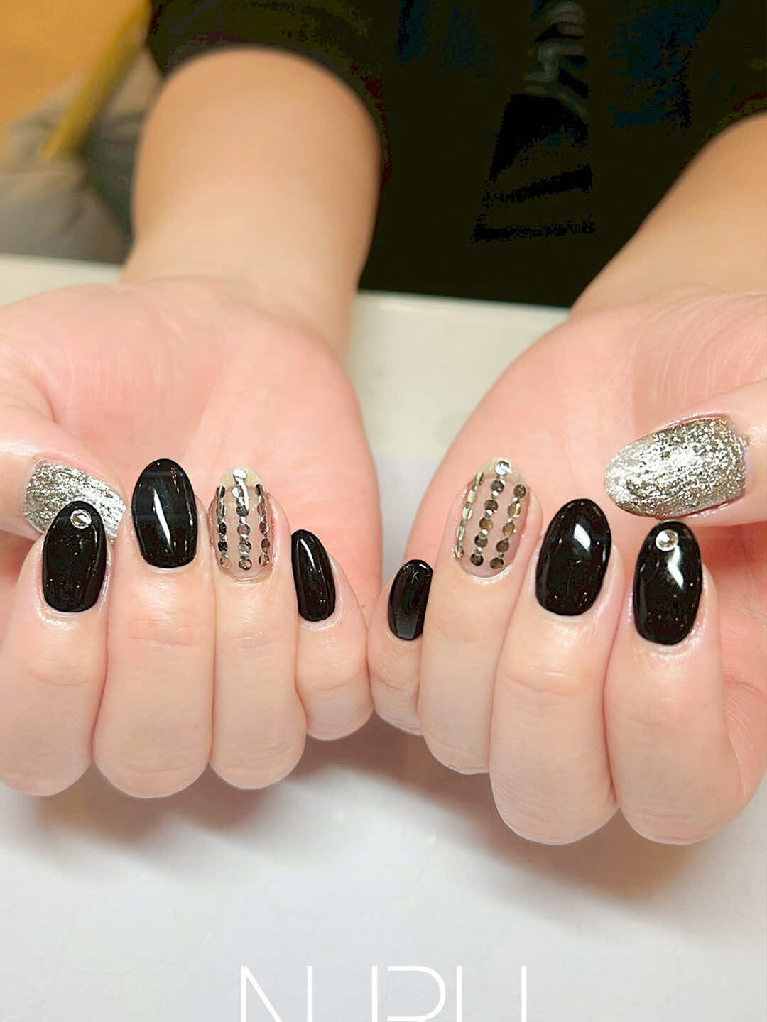 シルバー×ブラックでかっこよくまとめた、攻めのネイル