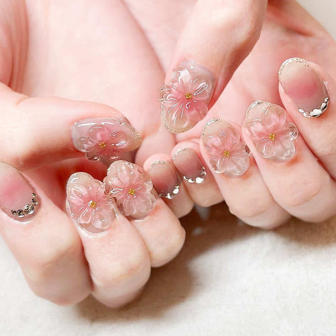 指先に咲き誇った、満開の桜。春、爛漫