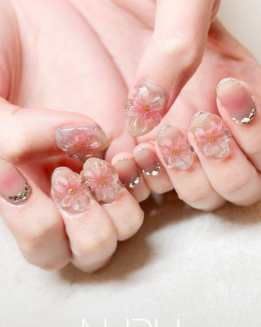 指先に咲き誇った、満開の桜。春、爛漫